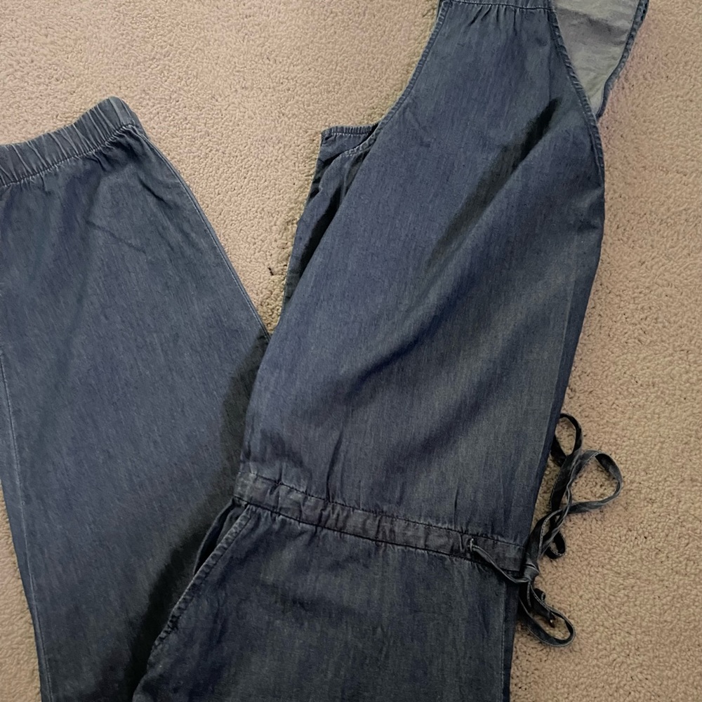 Women’s Jean-like cotton jumper. Elastic at the bottom